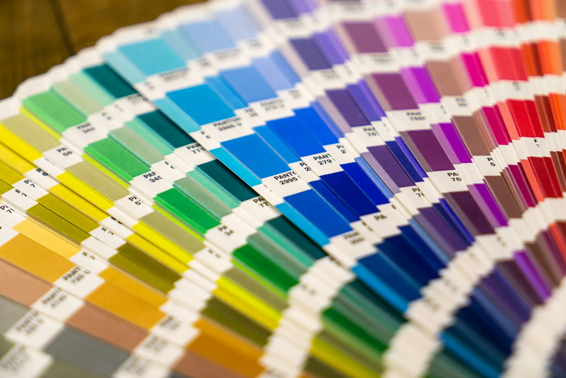 «Тёмно-синий» без номера Pantone означает любой тёмно-синий. Таких мелочей в одном изделии — десятки.