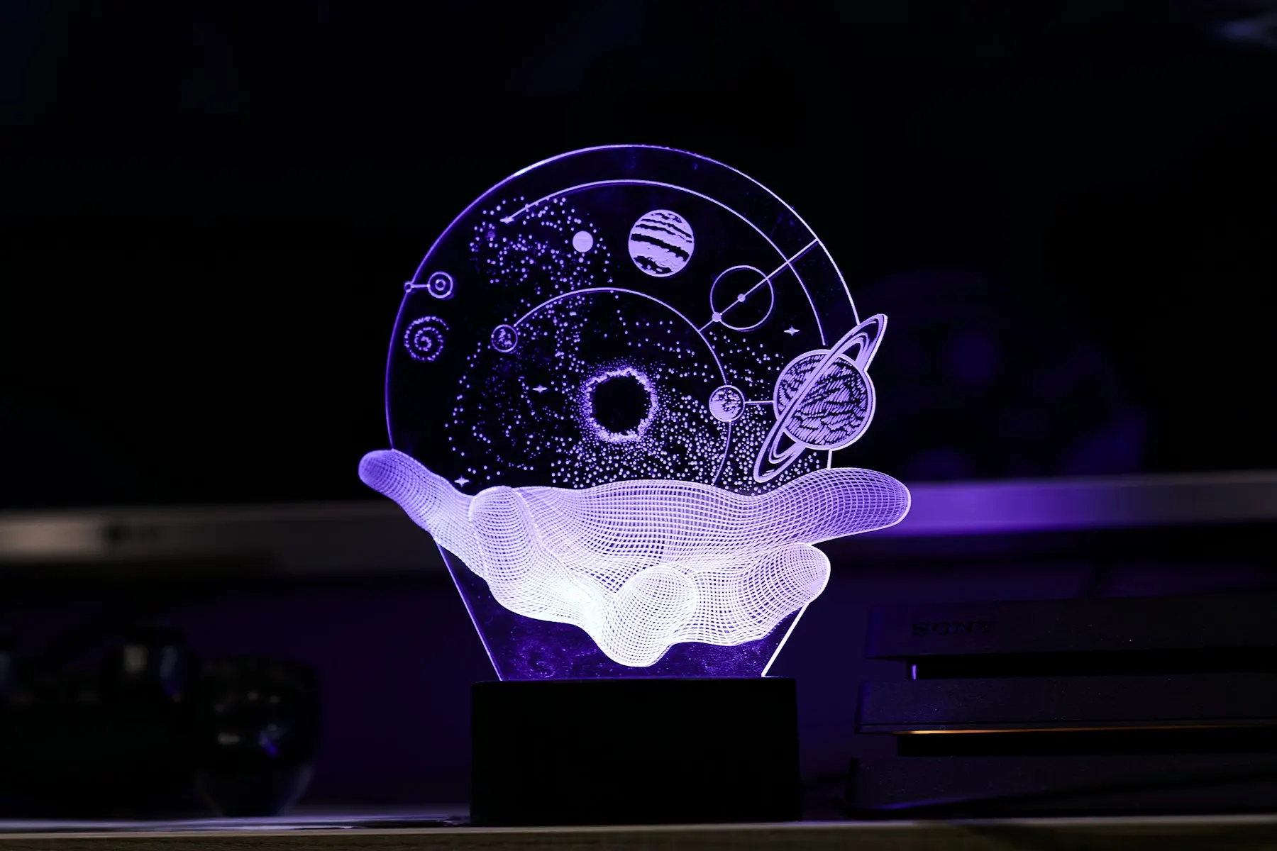 Мерч, который светится: LED-брелоки, 3D-ночники и таблички с логотипом